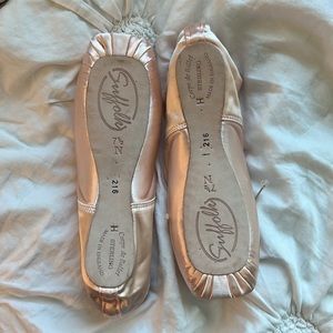 suffolk pointe shoes!!